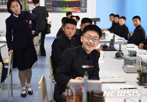 【평양=뉴시스】평양공연 사진공동취재단 = 남측예술단 평양공연4일차인 3일 태권도 시범단 일행이 만경대소년학생궁전을 방문한 가운데 과학신동들이 학습을 하고 있다. 2018.04.03. photo@newsis.com
