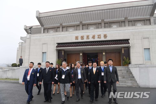 【평양=뉴시스】평양공연 사진공동취재단 = 남측예술단 평양공연 4일차인 3일 태권도 시범단들이 태권도성지관을 방문하고 있다. 2018.04.03.&nbsp; photo@newsis.com