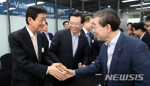 【서울=뉴시스】고범준 기자 = 박원순 서울시장이 3일 오후 서울 용산구 원효전자상가 6동에서 열린 디지털 메이커 시티 '용산Y-Valley 혁신플랫폼 선포식'에서 진영 국회의원과 악수를 하고 있다. 2018.04.03.  bjko@newsis.com