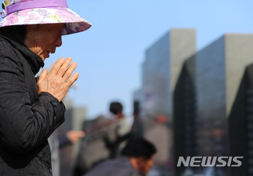 【제주=뉴시스】우장호 기자 = 제주 4·3 추념식이 열린 3일 제주시 봉개동 4·3 평화공원 내 각명비 앞에 4·3 유족이 찾아와 희생 영령을 위해 기도하고 있다. 2018.04.03. woo1223@newsis.com