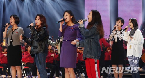 【평양=뉴시스】평양공연 사진공동취재단 = 남측 가수들과 북한 삼지연관현악단원들이 3일 평양 류경정주영체육관에서 열린 남북합동공연 리허설에서 노래하고 있다. 2018.04.03.&nbsp; photo@newsis.com 