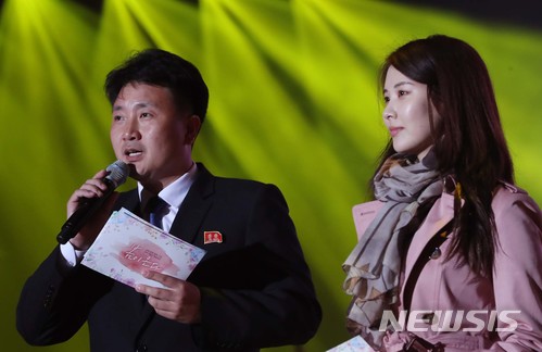 【평양=뉴시스】평양공연 사진공동취재단 = 가수 서현과 북측 진행자가 3일 평양 류경정주영체육관에서 열린 남북합동공연 리허설을 진행하고 있다. 2018.04.03.&nbsp; photo@newsis.com