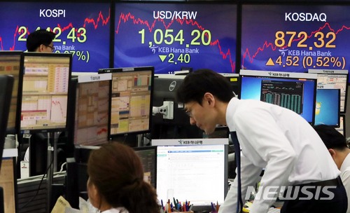 【서울=뉴시스】조성봉 기자 = 원달러 환율이 2.4원 내린 1,054.20으로 장을 마감한 3일 오후 서울 중구 KEB하나은행 딜링룸에서 딜러들이 업무를 보고 있다. 2018.04.03. suncho21@newsis.com