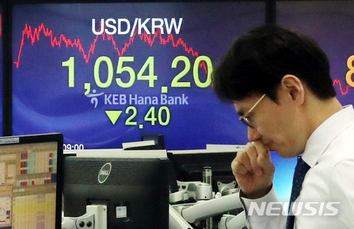 【서울=뉴시스】조성봉 기자 =&nbsp; 원달러 환율이 2.4원 내린 1,054.20으로 장을 마감한 3일 오후 서울 중구 KEB하나은행 딜링룸에서 딜러가 업무를 보고 있다. 2018.04.03. suncho21@newsis.com