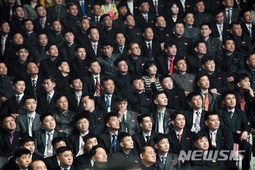 【평양=뉴시스】평양공연 사진공동취재단= 3일 오후 평양 류경정주영체육관에서 열린 '북남 예술인들의 련환공연무대 우리는 하나'에서 북측 관람객들이 공연을 관람하고 있다. 2018.04.03.&nbsp; photo@