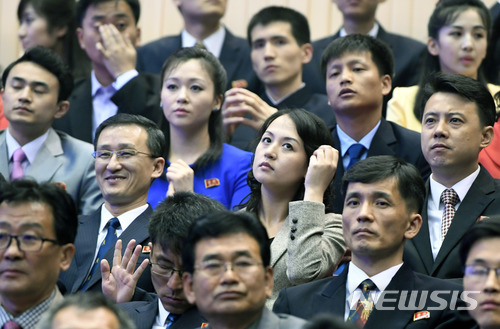 【평양=뉴시스】평양공연 사진공동취재단= 3일 오후 평양 류경정주영체육관에서 열린 '북남 예술인들의 련환공연무대 우리는 하나'에서 북측 관람객들이 공연을 관람하고 있다. 2018.04.03. photo@