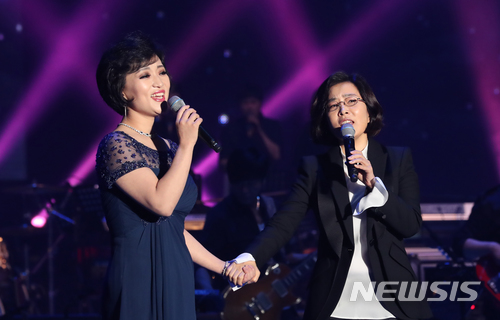 【평양=뉴시스】평양공연 사진공동취재단= 3일 오후 평양 류경정주영체육관에서 열린 '북남 예술인들의 련환공연무대 우리는 하나'에서 이선희(오른쪽)가 북측 김옥주와 열창하고 있다. 2018.04.03. photo@newsis.com