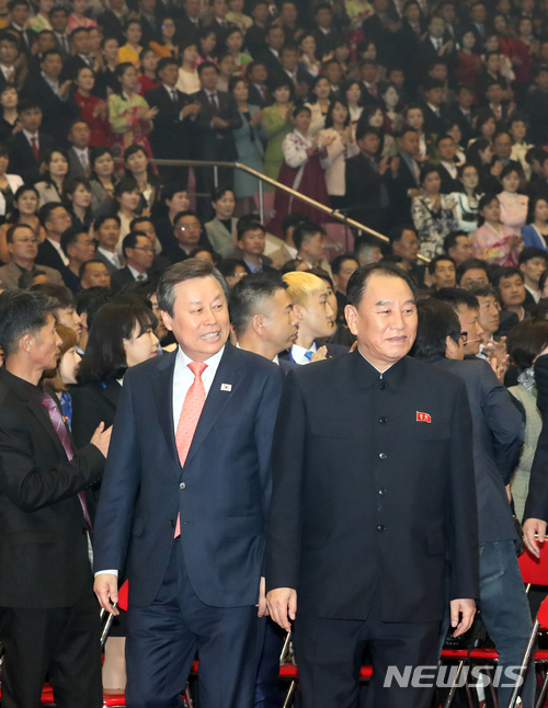 【평양=뉴시스】평양공연 사진공동취재단= 3일 오후 평양 류경정주영체육관에서 열린 '북남 예술인들의 련환공연무대 우리는 하나'에서 도종환(왼쪽) 문화체육관광부 장관과 김영철 노동당 부위원장이 행사장으로 들어서고 있다. 2018.04.03. photo@newsis.com