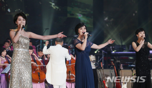 【평양=뉴시스】평양공연 사진공동취재단= 3일 오후 평양 류경정주영체육관에서 열린 '북남 예술인들의 련환공연무대 우리는 하나'에서 북측 김옥주(가운데) 등 가수들이 열창하고 있다. 2018.04.03. photo@newsis.com