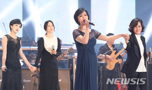 【평양=뉴시스】평양공연 사진공동취재단= 3일 오후 평양 류경정주영체육관에서 열린 '북남 예술인들의 련환공연무대 우리는 하나'에서 이선희(오른쪽)와 북측 김옥주(오른쪽 두번째) 등 남북 가수들이 열창하고 있다. 2018.04.03. photo@newsis.com