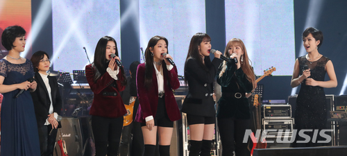 【평양=뉴시스】평양공연 사진공동취재단= 3일 오후 평양 류경정주영체육관에서 열린 '북남 예술인들의 련환공연무대 우리는 하나'에서 레드벨벳이 북측 가수와 열창하고 있다. 2018.04.03. photo@newsis.com
