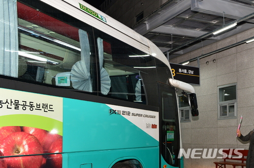  【영주=뉴시스】김진호 기자 = 경북 영주시-동서울 간 심야 우등 고속버스가 오는 23일 오후 10시 30분부터 운행됨에 따라 시민들의 불편이 크게 해소될 것으로 기대된다. 사진은 영주시외버스터미널에 동서울행 고속버스가 정차해 있다. 2018.04.04 (사진=영주시 제공)photo@newsis.com