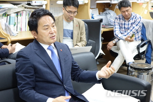 【제주=뉴시스】강정만 기자 = 원희룡 제주지사가 4일 제주도청 기자실을 방문해 3일 개최된 '제70주년 4·3 희생자 추념식' 등을 화제로 기자간담회를 갖고 있다. 2018.04.04 kjm@newsis.com