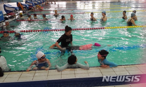 【청주=뉴시스】인진연 기자 = 생존수영 교육 모습. 2018.04.04 (사진=충북도교육청 제공) photo@newsis.com