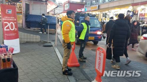 【서울=뉴시스】홍대지역 무단투기 단속. 2018.04.04. (사진 = 마포구 제공) photo@newsis.com