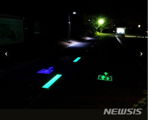 【서울=뉴시스】도요하시(豊橋)기술과학대학 교통시스템공학과 연구팀이 개발 중인 형광 도료표시. (사진출처:아사히신문 홈페이지 캡쳐) 2018.04.04.