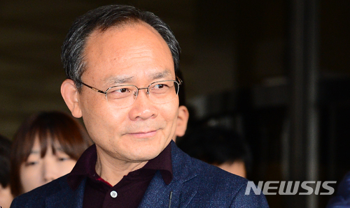 【서울=뉴시스】김진아 기자 = 금융자금 유용·횡령·분식회계 혐의 관련 조사를 받기 위해 검찰로 소환된 고(故) 성완종 당시 경남기업 회장이 2015년 4월3일 서울 서초구 중앙지방검찰청으로 들어서던 중 취재진의 질문을 받고 있다. 2015.04.03 bluesoda@newsis.com