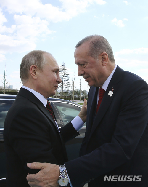 【앙카라=AP/뉴시스】블라디미르 푸틴 러시아 대통령(왼쪽)이 3일(현지시간) 터키를 방문해 앙카라에서 레제프 타이이프 에르도안 대통령과 악수하며 인사하고 있다. 2018.04.04