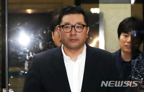 【서울=뉴시스】임태훈 기자 = 이명박 전 대통령의 아들 이시형씨가 지난해 4월4일 새벽 서울 서초구 서울중앙지방검찰청에서 비공개 조사를 마치고 청사를 나서고 있다. 2018.04.04. taehoonlim@newsis.com