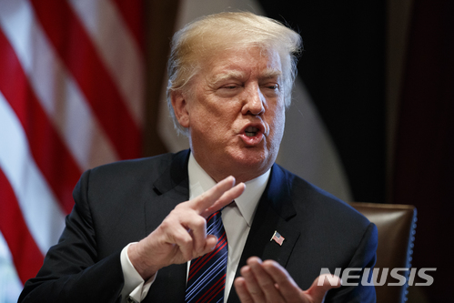 【워싱턴=AP/뉴시스】도널드 트럼프 미국 대통령이 3일(현지시간) 백악관에서 발트해 국가 정상들과 만나 이야기하고 있다. 2018.04.04