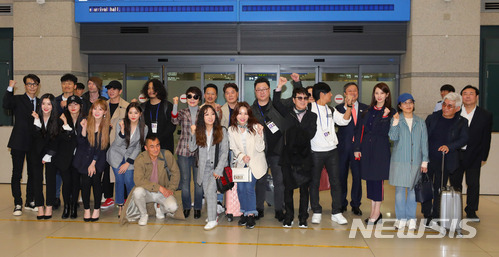 【인천공항=뉴시스】배훈식 기자 = 평양 공연을 마치고 귀국한 윤상 남측 예술단 음악 감독을 비롯한 단원들이 4일 오전 인천국제공항 입국장에서 파이팅을 외치고 있다. 2018.04.04. dahora83@newsis.com