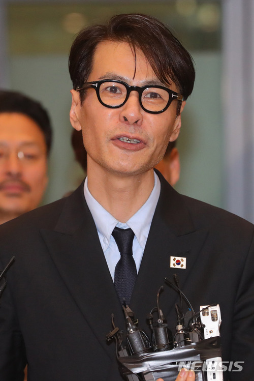 【인천공항=뉴시스】배훈식 기자 = 평양 공연을 마치고 귀국한 윤상 남측 예술단 음악 감독이 4일 오전 인천국제공항 입국장에서 취재진에게 공연 소감을 말하고 있다. 2018.04.04. dahora83@newsis.com