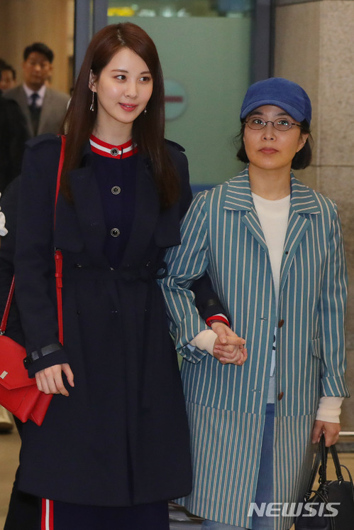 【인천공항=뉴시스】배훈식 기자 = 평양 공연을 마치고 귀국한 소녀시대 서현(왼쪽)과 이선희가 4일 오전 인천국제공항 입국장에 들어서고 있다. 2018.04.04. dahora83@newsis.com