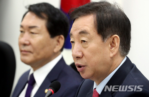 【서울=뉴시스】박영태 기자 = 4일 오전 서울 영등포구 여의도 국회에서 진행된 자유한국당 원내대책회의에서 김성태 원내대표가 모두발언을 하고 있다. 2018.04.04.since1999@newsis.com