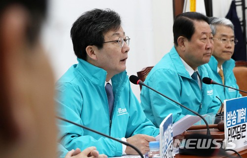 【서울=뉴시스】홍효식 기자 = 바른미래당 유승민(왼쪽 첫번째) 공동대표. 2018.04.04. yesphoto@newsis.com