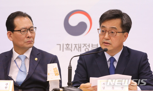 【세종=뉴시스】강종민 기자 = 김동연 경제부총리 겸 기획재정부 장관이 지난 3일 오후 정부세종청사에서 청년일자리 및 지역대책을 위한 2018 추경예산안을 설명하고 있다. 왼쪽은 고형권 1차관. 2018.04.05. ppkjm@newsis.com