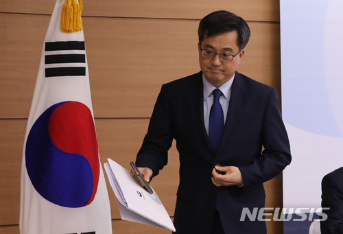 【세종=뉴시스】강종민 기자 = 김동연 경제부총리 겸 기획재정부 장관이 지난 3일 오후 정부세종청사에서 청년일자리 및 지역대책을 위한 2018 추경예산안 설명을 마치 뒤 자리를 뜨고 있다. 2018.04.05. ppkjm@newsis.com