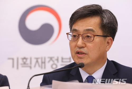 【세종=뉴시스】강종민 기자 = 김동연 경제부총리 겸 기획재정부 장관이 지난 3일 오후 정부세종청사에서 청년일자리 및 지역대책을 위한 2018 추경예산안을 설명하고 있다. 2018.04.05.&nbsp; ppkjm@newsis.com