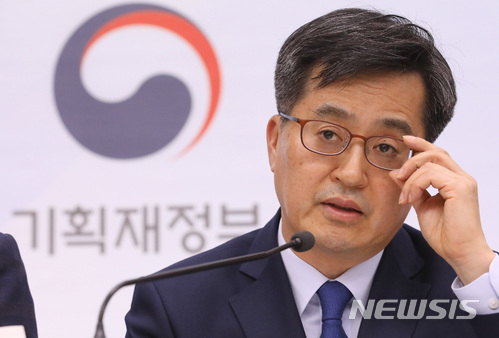 【세종=뉴시스】강종민 기자 = 김동연 경제부총리 겸 기획재정부 장관이 지난 3일 오후 정부세종청사에서 청년일자리 및 지역대책을 위한 2018 추경예산안을 설명하고 있다. 2018.04.05.&nbsp; ppkjm@newsis.com