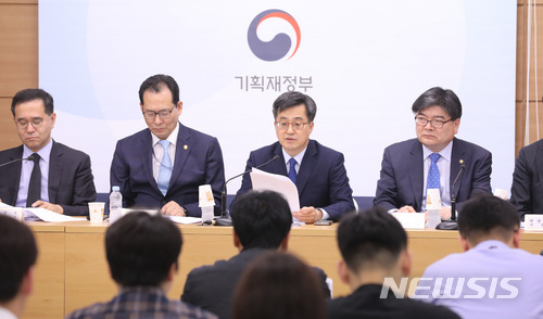 【세종=뉴시스】강종민 기자 = 김동연 경제부총리 겸 기획재정부 장관이 지난 3일 오후 정부세종청사에서 청년일자리 및 지역대책을 위한 2018 추경예산안을 설명하고 있다. 2018.04.05. ppkjm@newsis.com