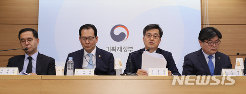 【세종=뉴시스】강종민 기자 = 김동연 경제부총리 겸 기획재정부 장관이 지난 3일 오후 정부세종청사에서 청년일자리 및 지역대책을 위한 2018 추경예산안을 설명하고 있다. 2018.04.05. ppkjm@newsis.com