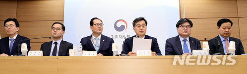 【세종=뉴시스】강종민 기자 = 김동연 경제부총리 겸 기획재정부 장관이 지난 3일 오후 정부세종청사에서 청년일자리 및 지역대책을 위한 2018 추경예산안을 설명하고 있다. 2018.04.05.&nbsp; ppkjm@newsis.com