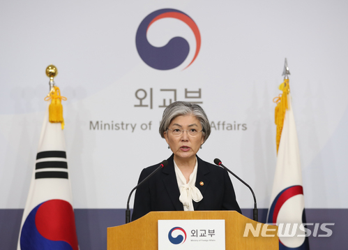 【서울=뉴시스】고승민 기자 = 강경화 외교부 장관이 4일 오전 외교부에서 북핵 문제, 평창동계올림픽 평화 개최, 주변국 협력강화, 신남방정책, 외교부 혁신 등 점검을 주제로 내신 브리핑을 하고 있다. 2018.04.04. kkssmm99@newsis.com