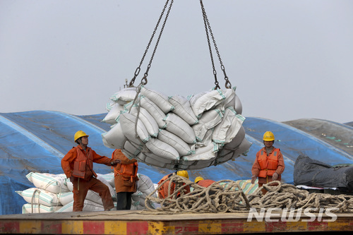 [난퉁=AP/뉴시스] 중국 장쑤성 난퉁항에서 수입산 대두를 하역하고 있다. 자료사진. 2025.09.25