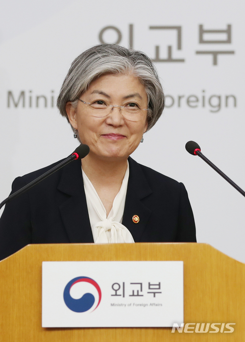 【서울=뉴시스】고승민 기자 = 강경화 외교부 장관이 4일 오전 외교부에서 북핵 문제, 주변국 협력강화, 신남방정책, 외교부 혁신 점검 등 현안을 주제로 내신 브리핑을 하고 있다. 2018.04.04. kkssmm99@newsis.com