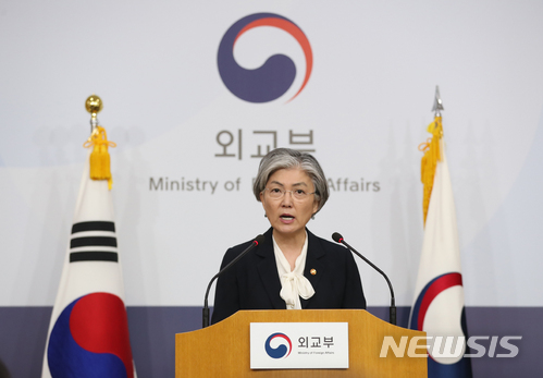 【서울=뉴시스】고승민 기자 = 강경화 외교부 장관이 4일 오전 외교부에서 북핵 문제, 주변국 협력강화, 신남방정책, 외교부 혁신 점검 등 현안을 주제로 내신 브리핑을 하고 있다. 2018.04.04. kkssmm99@newsis.com