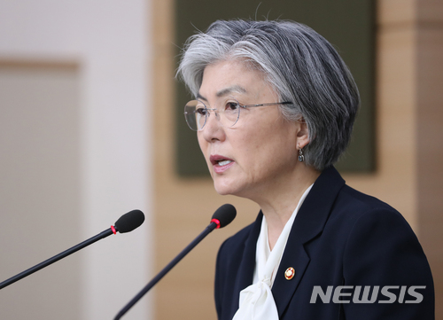 【서울=뉴시스】고승민 기자 = 강경화 외교부 장관이 4일 오전 외교부에서 북핵 문제, 주변국 협력강화, 신남방정책, 외교부 혁신 점검 등 현안을 주제로 내신 브리핑을 하고 있다. 2018.04.04. kkssmm99@newsis.com