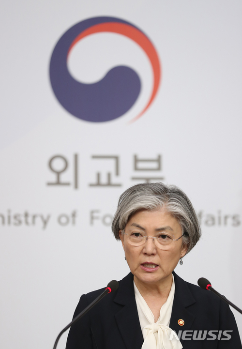【서울=뉴시스】고승민 기자 = 강경화 외교부 장관이 4일 오전 외교부에서 북핵 문제, 주변국 협력강화, 신남방정책, 외교부 혁신 점검 등 현안을 주제로 내신 브리핑을 하고 있다. 2018.04.04. kkssmm99@newsis.com