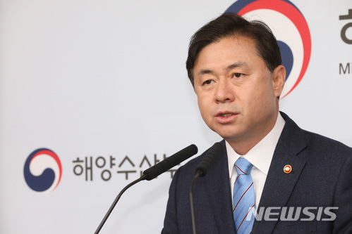 【세종=뉴시스】강종민 기자 = 김영춘 해양수산부 장관이 지난 4일 오전 정부세종청사에서 해운재건 5개년 계획을 발표하고 있다. 해운재건 계획은 안정적 화물 확보, 저비용·고효율 선박 확충, 지속적 해운혁신을 통한 경영안정 등 3대 추진방향으로 이뤄졌다. 2018.04.05.  ppkjm@newsis.com