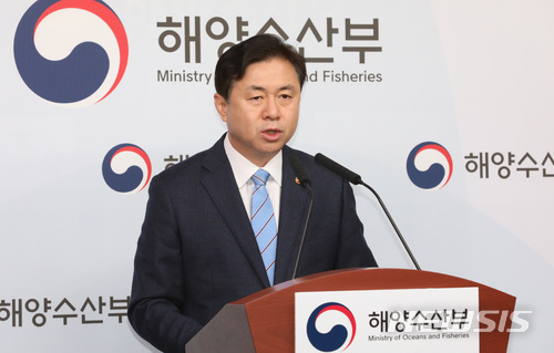 【세종=뉴시스】강종민 기자 = 김영춘 해양수산부 장관이 지난 4일 오전 정부세종청사에서 해운재건 5개년 계획을 발표하고 있다. 해운재건 계획은 안정적 화물 확보, 저비용·고효율 선박 확충, 지속적 해운혁신을 통한 경영안정 등 3대 추진방향으로 이뤄졌다. 2018.04.05.  ppkjm@newsis.com