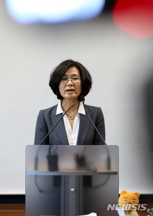 【서울=뉴시스】고범준 기자 = 권인숙 법무부 성희롱-성범죄 대책위원회 위원장이 지난달 4일 열린 기자단 간담회에서 성희롱-성범죄 대책위원회 활동 상황 및 계획을 발표하고 있다. 2018.04.04. bjko@newsis.com