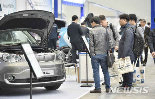 【안동=뉴시스】류상현 기자 = 지난 4월4일 국제친환경에너지엑스포가 열린 대구 엑스코 전시장에서 관람객들이 전기자동차를 살펴보고 있다. 2018.06.18 (사진=뉴시스 DB) photo@newsis.com 