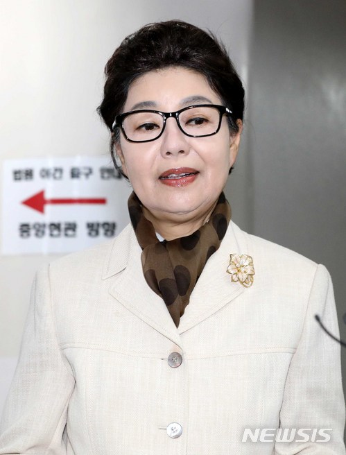 【서울=뉴시스】고범준 기자 = 박근혜 전 대통령 동생 박근령 전 육영재단 이사장이 지난 4일 오후 서울 서초구 고등법원에서 열린 '변호사법 위반' 항소심 3차 공판에 출석, 취재진 질문에 답변하고 있다. 2018.04.04. bjko@newsis.com