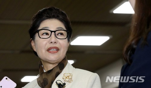 【서울=뉴시스】고범준 기자 = 박근혜 전 대통령 동생 박근령 전 육영재단 이사장이 지난달 4일 서울 서초구 서울고법에서 열린 '변호사법 위반' 항소심 3차 공판에 출석, 취재진 질문에 답변하고 있다. 2018.04.04. bjko@newsis.com