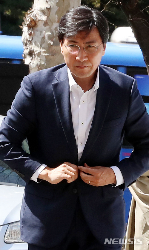 【서울=뉴시스】박주성 기자 = 비서 성폭행 혐의를 받는 안희정 전 지사가 지난 4일 영장실질심사를 받기 위해 서울 마포구 서울서부지방법원으로 출석하고 있다. 2018.04.04. park7691@newsis.com