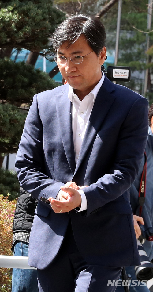 【서울=뉴시스】박주성 기자 = 부하 직원을 성폭행했다는 혐의를 받는 안희정 전 충남지사가 4일 오후 두 번째 영장실질심사를 받기 위해 서울 마포구 서울서부지방법원으로 출석하고 있다. 2018.04.04. park7691@newsis.com